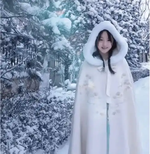  14岁森碟雪景照曝光,古风装扮被赞仙气十足,网友人比雪美
