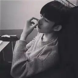  伤感男生最终我都不是你的向日葵