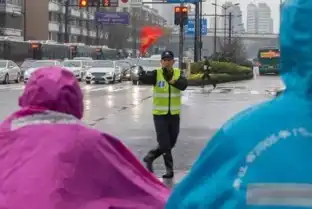 济南当两年交警协警杭州大爷花式指挥交通成网红 济南当两年交警协警杭州大爷花式指挥交通成网红