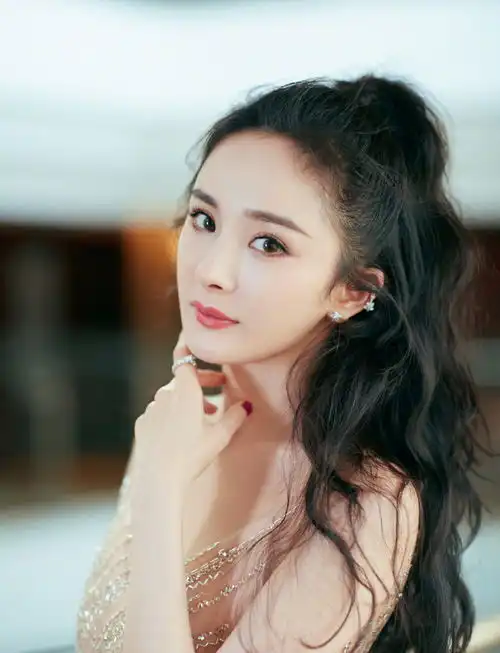  柔美婀娜女星粉色羽毛裙仙气十足