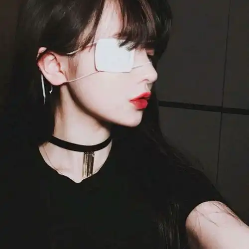  丹凤眼冷美人