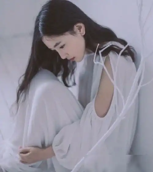  吴倩一袭白裙仙气飘飘,拍摄写真出水芙蓉,这么清纯的女生就该火
