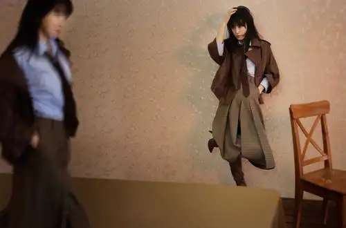 秦岚化身复古摩登女郎演绎初秋港风韵味 秦岚化身复古摩登女郎演绎初秋港风韵味