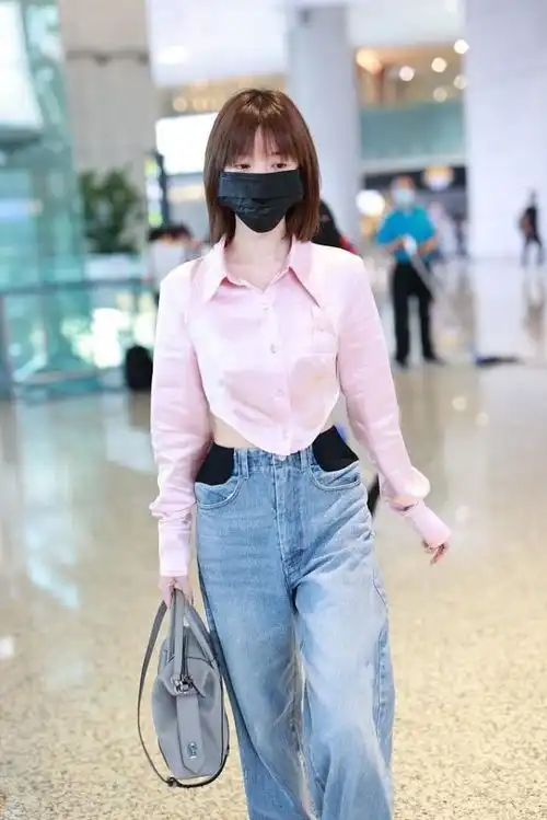 毛晓彤穿衬衫也要秀身材,侧面剪掉两块布,少女身形看着太撩人 毛晓彤穿衬衫也要秀身材,侧面剪掉两块布,少女身形看着太撩人