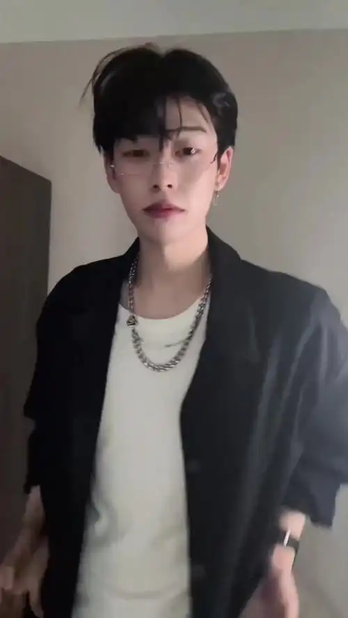  很顶不虚单眼皮禁欲系帅气十足帅哥分享初恋脸帅气见怪不怪姿势要帅少年感单眼皮男孩心动