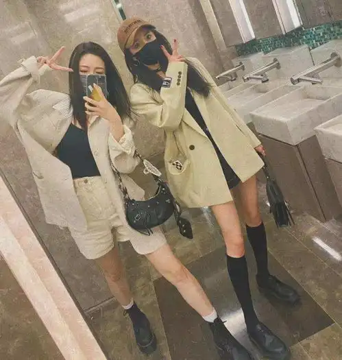  杨幂身穿高开叉长裙现身活动,步调摇曳生姿,一双大长腿若隐若现