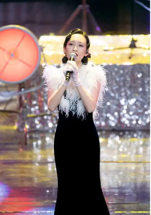 王鸥才是气场女王,一袭银色亮片连衣裙配马尾辫,优雅又迷人 王鸥才是气场女王,一袭银色亮片连衣裙配马尾辫,优雅又迷人