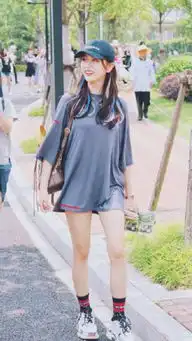 吴宣仪人气爆表一袭白裙惊艳众人,网友治愈系笑脸的仙女