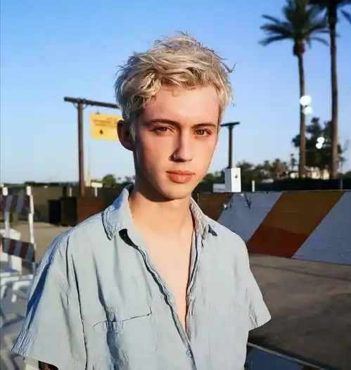  戳爷头像丨颜值与才华并存的美男子