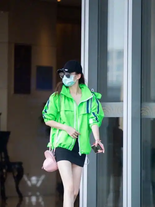  戚薇忘了自己是宝妈了吧格纹衬衫叠穿卫衣青春靓丽,比00后还潮