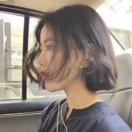 甜美系女头像侧脸盘发