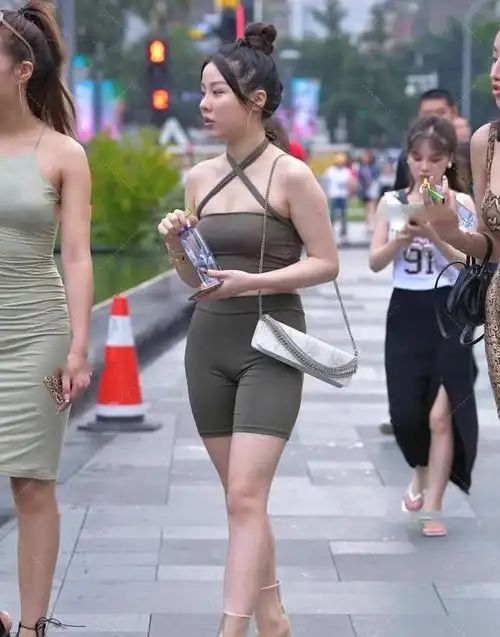  可尝试不同的闺蜜套装,例如绿色系的闺蜜套装