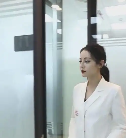  赵丽颖和迪丽热巴隔空比美,只论造型,你更偏爱谁多一点