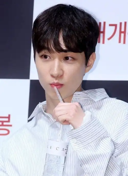  影后爱上帅导演全钟瑞热恋32岁奶狗系导演,高颜值引发热议