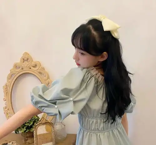 女头像背影侧脸戴帽子