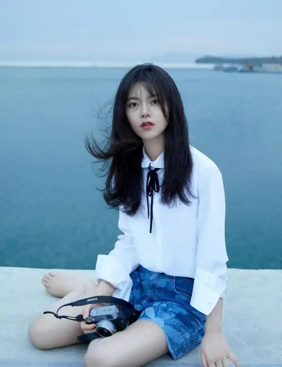  国民女儿赵今麦,光脚海边拍大片真美,学院风穿搭太适合她