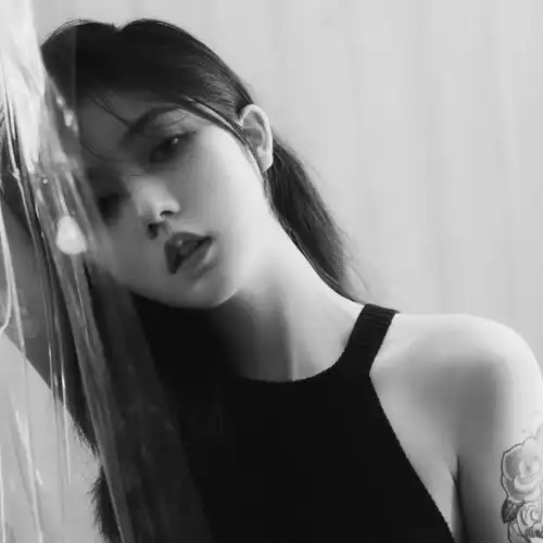  窈窕妩媚