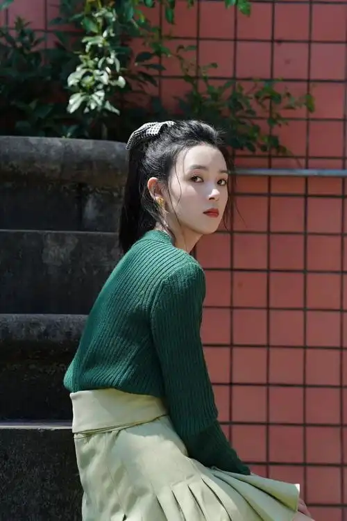 陈瑶绿色系阳光写真温暖治愈扎高马尾系蝴蝶结甜美可人 陈瑶绿色系阳光写真温暖治愈扎高马尾系蝴蝶结甜美可人