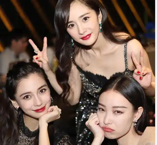  众女星出席红毯活动比美,吴谨言被吐槽,文淇土气,白百何很沧桑