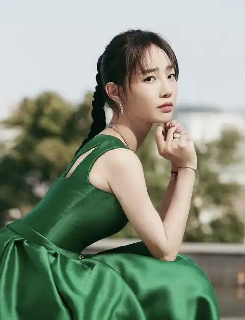 白百何越来越有高级感,穿绿色连衣裙扎麻花辫凹造型,美出新高度 白百何越来越有高级感,穿绿色连衣裙扎麻花辫凹造型,美出新高度