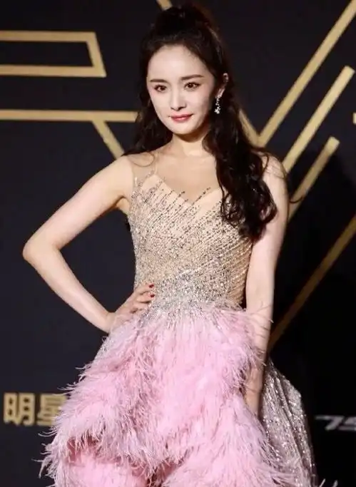  杨幂和沈月撞衫,一个加打底一个真空,谁赢了