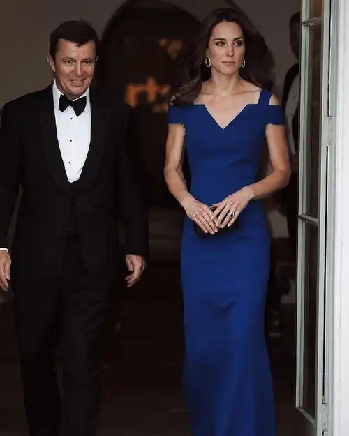 凯特王妃蓝色系裙装气质清新高贵,干练英式风格 凯特王妃蓝色系裙装气质清新高贵,干练英式风格