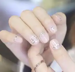  年末美甲潮,时尚热门款式大放送