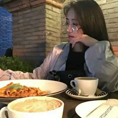 高冷情侣头像一男一女散落在指尖的阳光 高冷情侣头像一男一女散落在指尖的阳光