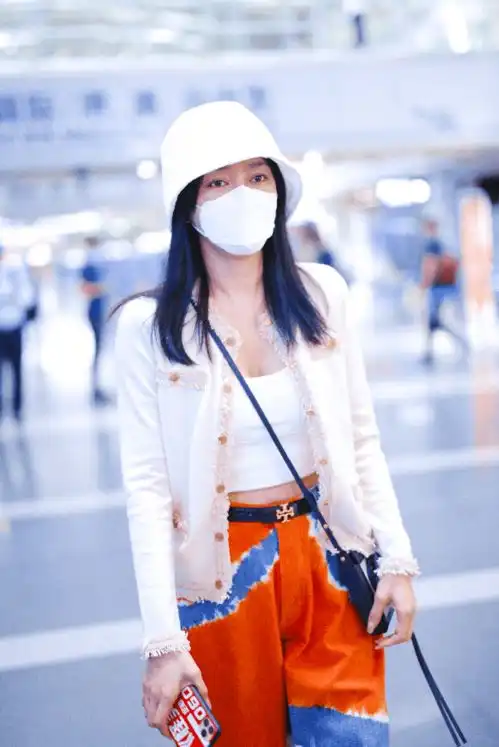 秦岚玩转初秋复古港风,咖色皮风衣搭高腰裤裙,演绎摩登女郎风范 秦岚玩转初秋复古港风,咖色皮风衣搭高腰裤裙,演绎摩登女郎风范