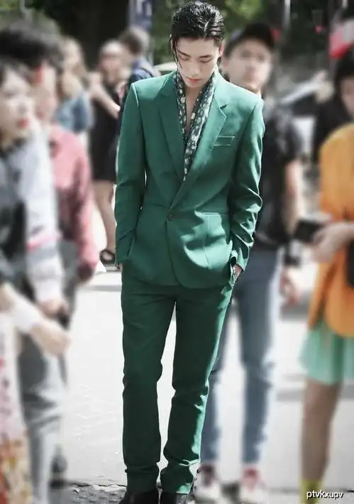 头像微信绿色系西装