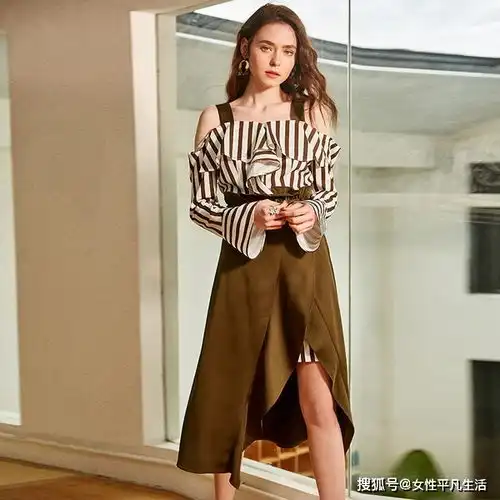 萱客搭配绿色条纹衬衫和黑色围裹半裙 萱客搭配绿色条纹衬衫和黑色围裹半裙
