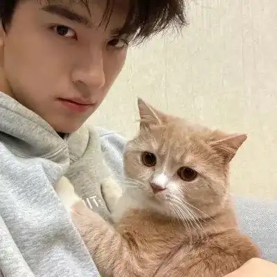 抱萌宠的男生头像,都说爱宠物的男生最有爱 抱萌宠的男生头像,都说爱宠物的男生最有爱