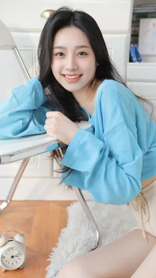  美女写真清纯女生居家休闲艺术照,美腿修长笑容治愈