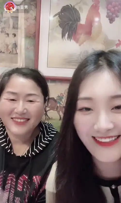 大衣哥儿子开直播被吐槽太胖,陈亚男霸气护夫对彼此的爱称好甜 大衣哥儿子开直播被吐槽太胖,陈亚男霸气护夫对彼此的爱称好甜