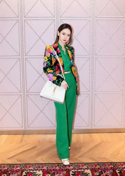  戚薇造型才是绿色系该有的穿搭,这么穿走在人群中,一准是焦点
