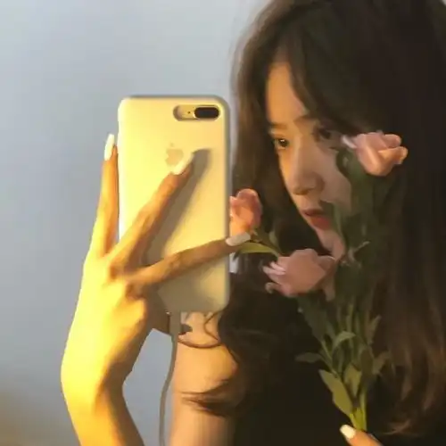 甜美系女头像侧脸微胖