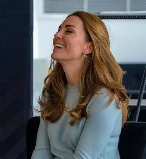 凯特王妃焕然一新,一身时髦英伦风举止大方,年轻不止10岁 凯特王妃焕然一新,一身时髦英伦风举止大方,年轻不止10岁