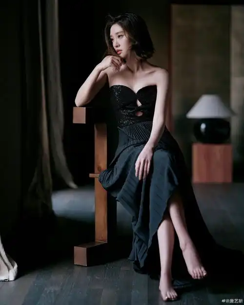 唐艺昕穿抹胸裙秀香肩坐窗边侧颜美氛围感满分 唐艺昕穿抹胸裙秀香肩坐窗边侧颜美氛围感满分