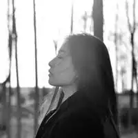  女生头像黑白侧脸长发女生黑长直侧脸头像图片