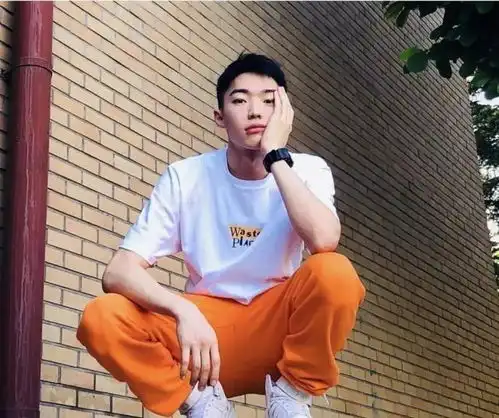  草食系小奶狗男模,自拍照八块腹肌太诱人