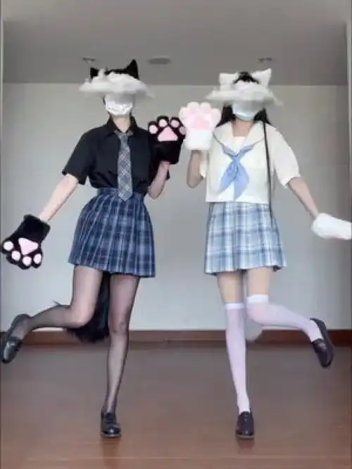  罚你和列表第一个人kisskiss猫系女友黑白系