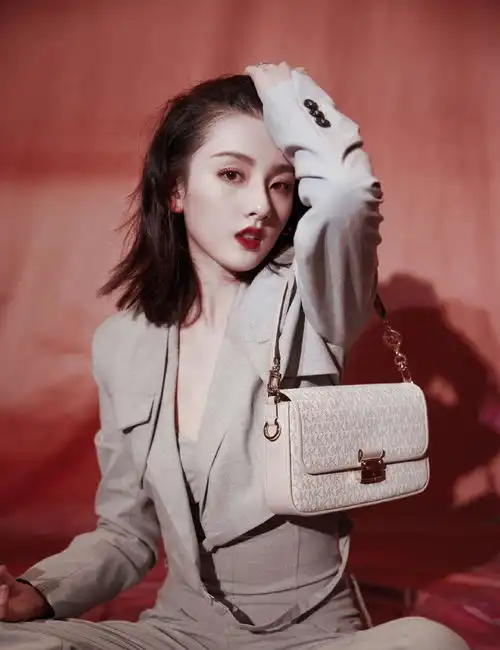 宋祖儿不愧是港风美女微卷发型演绎万种风情,一颦一笑都好惊艳 宋祖儿不愧是港风美女微卷发型演绎万种风情,一颦一笑都好惊艳