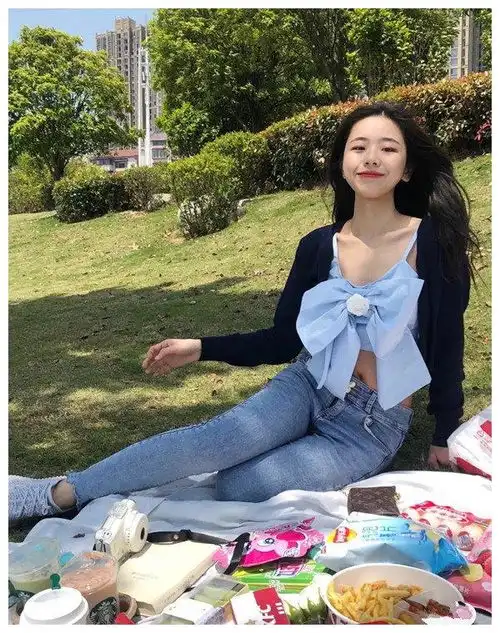  黑色系衣服很沉闷不好看穿在美女身上,满满的成熟风味