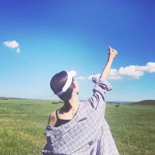  草原裸男