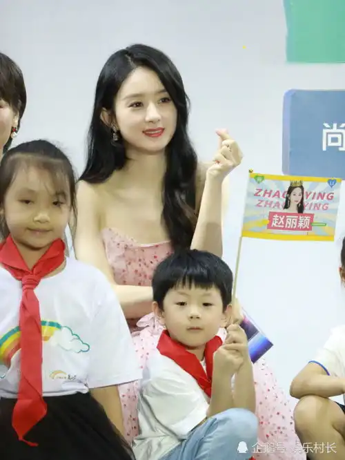  赵丽颖穿粉色波点抹胸裙,与小朋友合影小举动显母爱,现场疑回应被黑事件