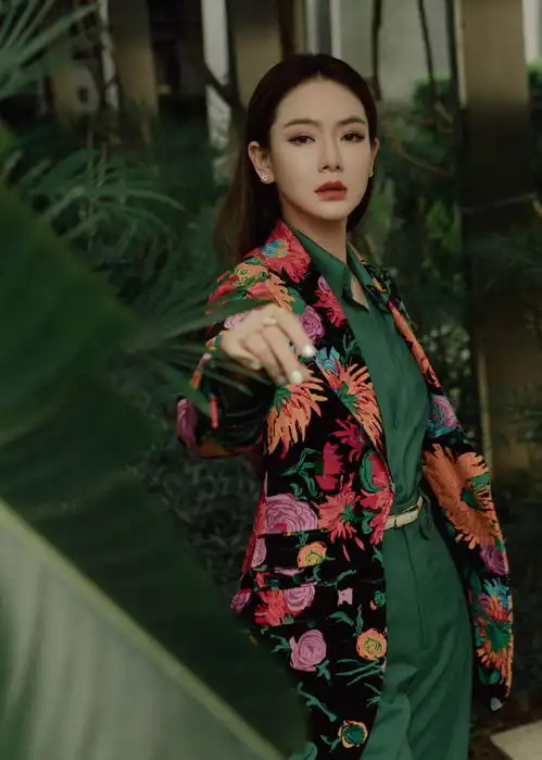 戚薇怎么了穿印花外套拍时尚大片,内搭绿色衬衫意外高级时髦
