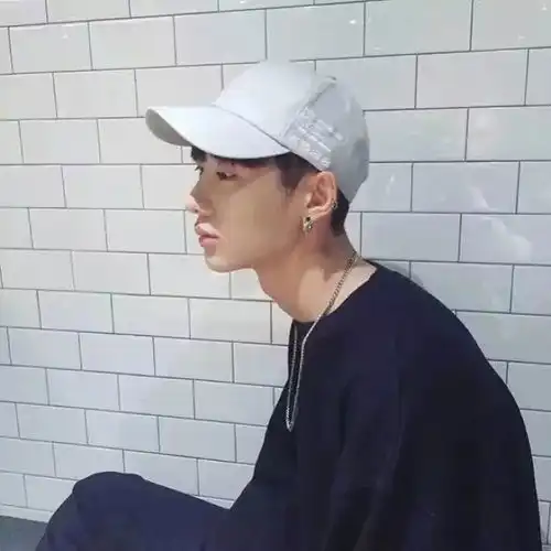 暖色系微信头像男生驼色