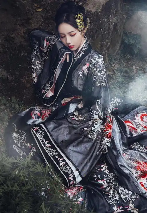  黑色系重工刺绣汉服,既华贵又优雅,女生也能非常霸气