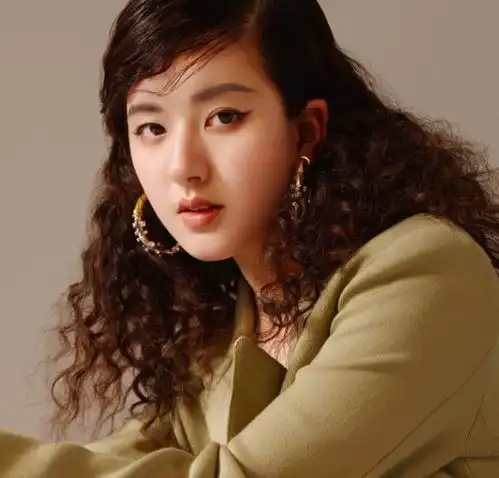 女明星羊毛卷造型,关晓彤港风,lisa甜美,赵露思反差最大风格 女明星羊毛卷造型,关晓彤港风,lisa甜美,赵露思反差最大风格