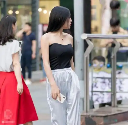  街拍朱唇粉面仙气飘飘的美女,穿着休闲简约气质时尚美极了